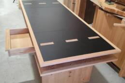 Bureau gainé de cuir