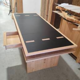 Bureau gainé de cuir