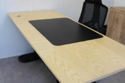 Bureau en bois gainé de cuir