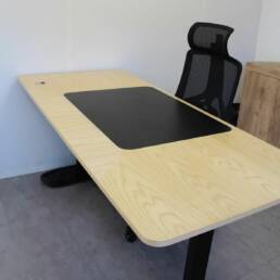 Bureau en bois gainé de cuir