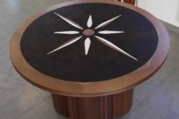 Table en bois avec marqueterie de cuir