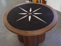 Table en bois avec marqueterie de cuir
