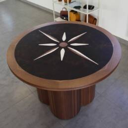 Table en bois avec marqueterie de cuir