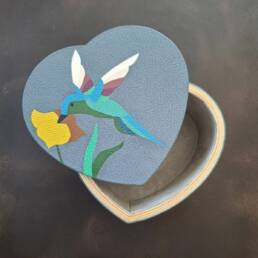 Boîte à bijoux en cuir ornée d'un colibri